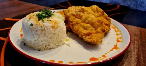 Rántott szelet tetszőleges körettel (például rizzsel)