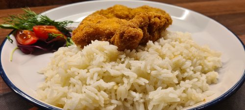 Rántott csirkemell tetszőleges körettel (a képen: rizzsel)