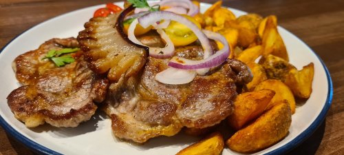 Cigánypecsenye kakastaréjjal, tetszőleges körettel