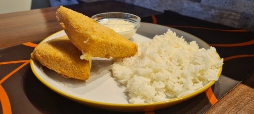 Rántott sajt, rizzsel és tartár mártással