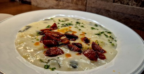 Medvehagymás burgonyafőzelék, kolbásszal.