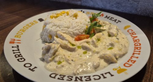 Póréhagymás csirkeragu, petrezselymes rizzsel