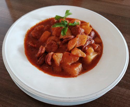 Pincepörkölt savanyúsággal.