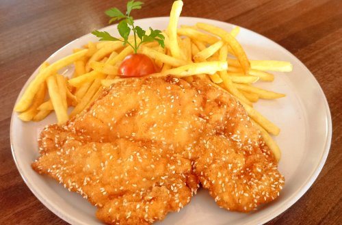 Rántott csirkemellfilé, szezámmagos bundában, hasábburgonyával és céklával