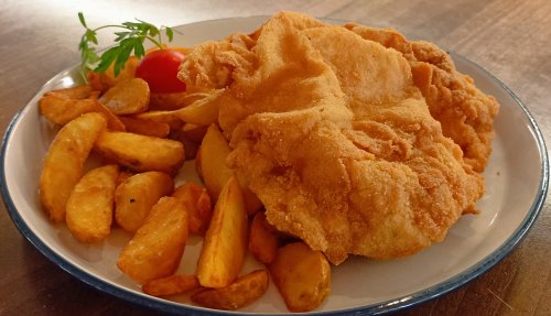 Pankó bundás csirkemellfilé steak burgonyával és fokhagymás majonézzel