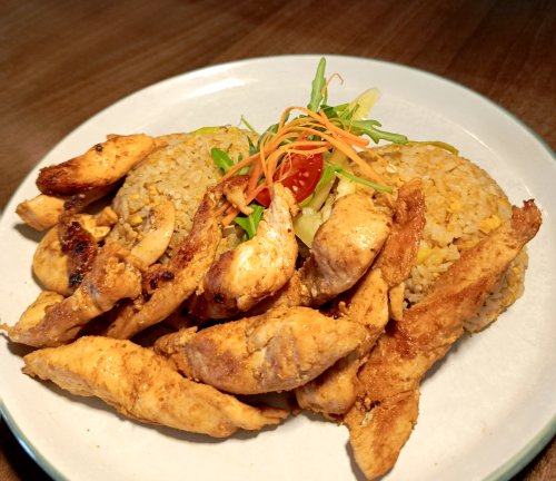 Tojásos, pirított rizs, csirke csíkokkal