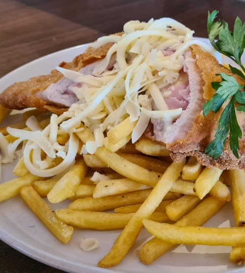 Cordon bleu hasábburgonyával.