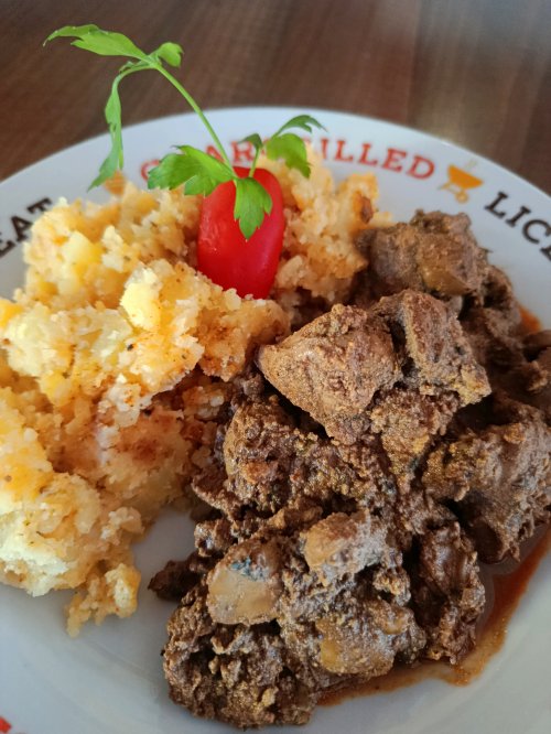 Hagymás-majorannás csirkemáj, tört burgonyával