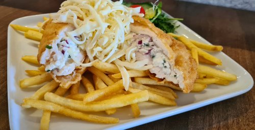 Lilahagymás-zöldfűszeres juhtúróval töltött rántott csirkemellfilé tetszőleges körettel