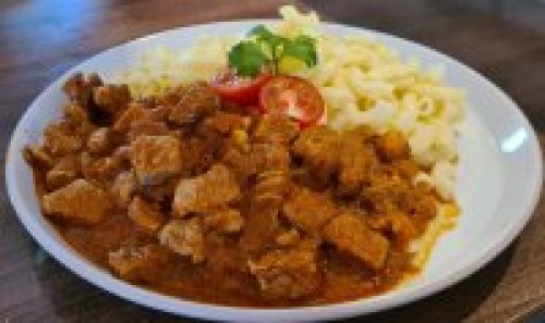 Sertéspörkölt tésztával és csemege uborkával