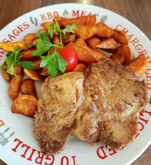 Kemencés sertéstarja, steak burgonyával