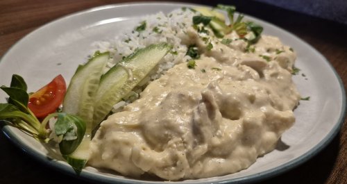 Füstölt sajtos csirkeragu, petrezselymes rizzsel.