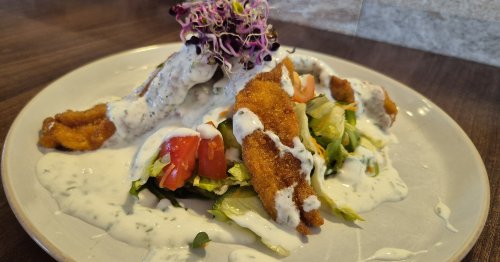Rántott csirkecsíkok friss salátával és kapros-joghurtos öntettel.
