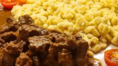 Marhapörkölt nokedlivel