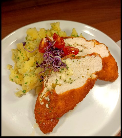 Kijevi csirkemellfilé, petrezselymes burgonyával és csalamádéval.