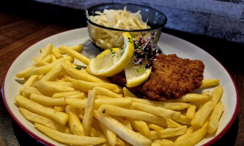 Rántott szelet hasábburgonyával és káposzta salátával