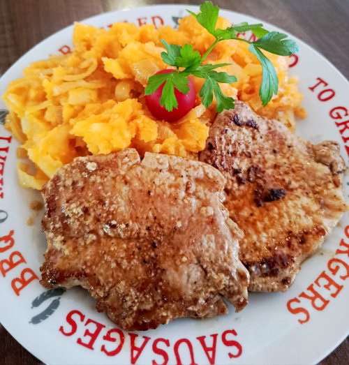 Mézes-mustáros sertéstarja hagymás tört burgonyával