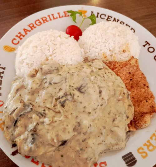 Roston sült sertéskaraj, tejszínes gombamártással és rizzsel