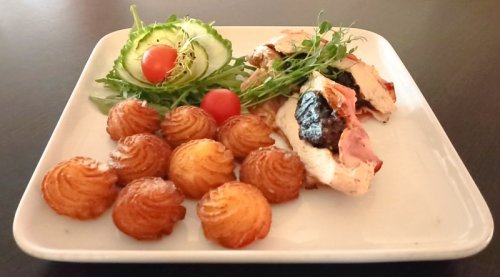 Aszalt szilvával töltött csirkemellfilé, rösztivel.