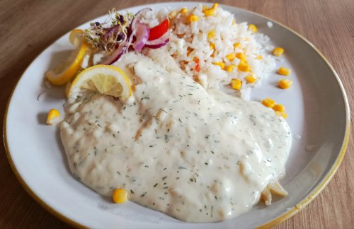 Párolt halfilé, kapros-tejszínes mártással és kukoricás rizzsel.
