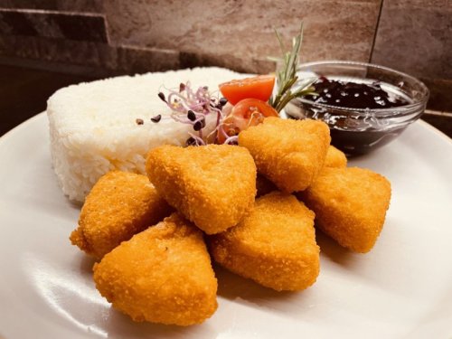 Rántott camembert, hercegnő burgonyával és áfonyalekvárral