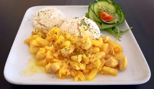 Ananászos curry-s csirke, rizzsel.