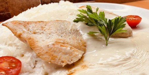 Roston sült csirkemell, sajtmártással és hercegnő burgonyával