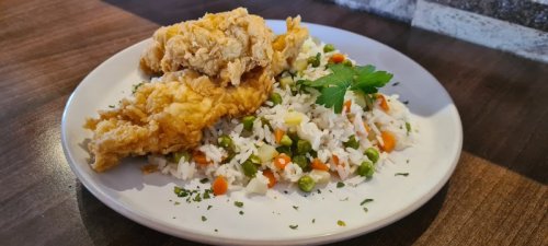 Pankó bundás csirkemellfilé, kukoricás rizzsel és csalamádéval