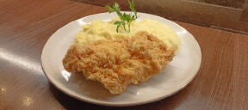 Párizsi bundás csirkemellfilé, sült fokhagymás burgonyapürével.