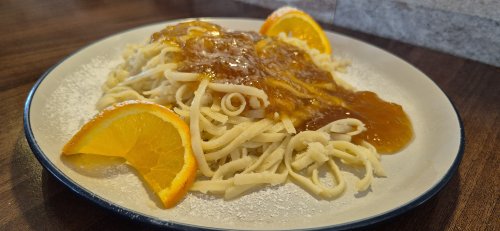 Darás tészta, barack lekvárral.