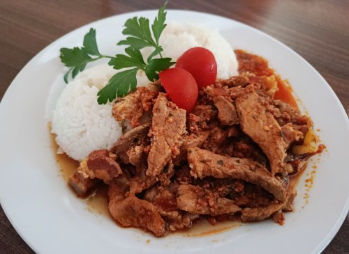 Borsos tokány, rizzsel és csemege uborkával