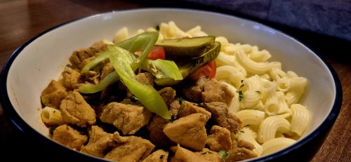 Sertéspörkölt tésztával és csemege uborkával.