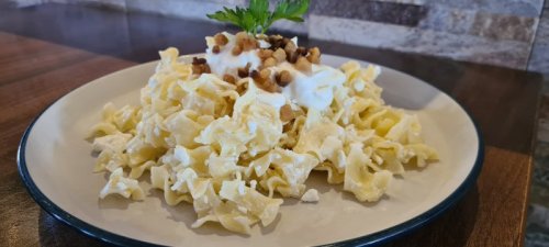 Túrós csusza, pirított szalonnával