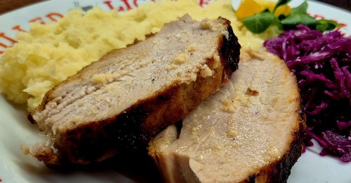 Egészben sült sertéskaraj, párolt lila káposztával és burgonyapürével