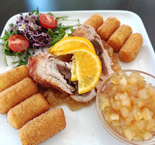 Gesztenyével töltött, göngyölt pulykamellfilé, citrusos alma chutney-val és krokettel