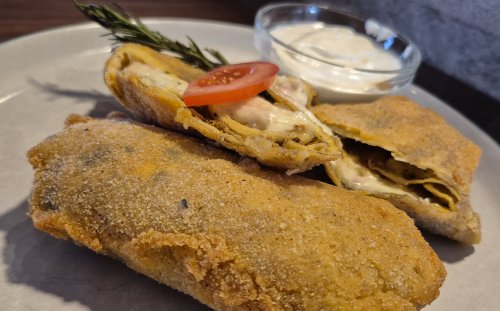 Rántott, töltött palacsinta.