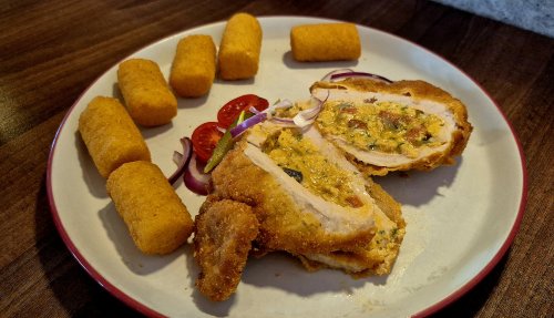 Falusi, töltött sertéskaraj, burgonya krokettel