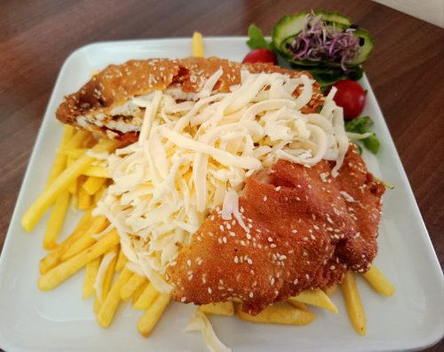 Baconnel és füstölt sajttal töltött sertésborda, szezámmagos bundában (tetszőleges körettel)