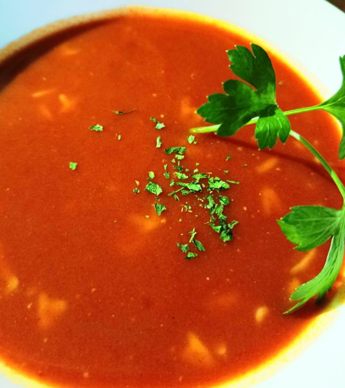 Paradicsomleves betűtésztával.