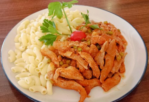 Eszterházy csirkeragu, tésztával.