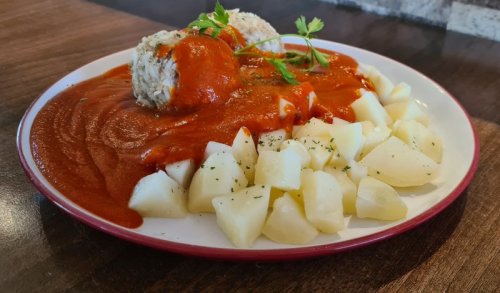 Töltött paprika, paradicsommártással és főtt burgonyával.