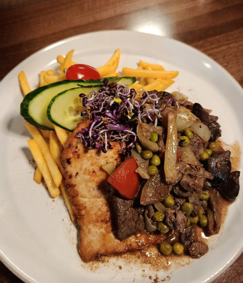 Roston sült sertéskaraj, Budapest raguval és hasábburgonyával