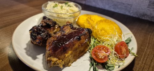 BBQ sertésoldalas, polentával és káposzta salátával.