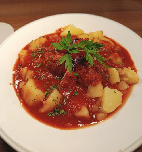 Paradicsomos húsgombóc, főtt burgonyával