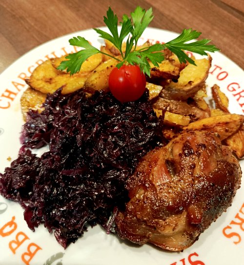 Sült sertésoldalas, petrezselymes burgonyával és párolt lilakáposztával