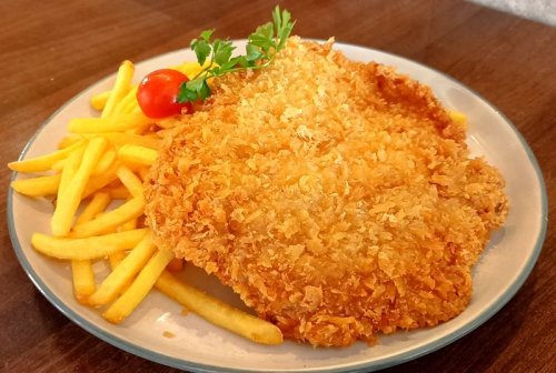 Pankó bundás csirkemellfilé hasábburgonyával és házi édes-chili szósszal