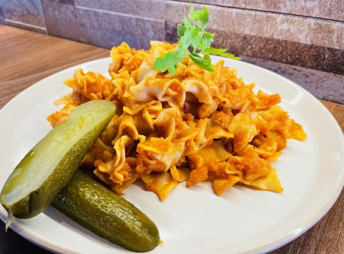 Krumplis tészta, savanyúsággal.