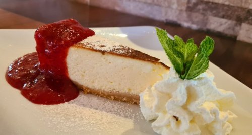 M52 Fehércsokoládés sült sajttorta, erdei gyümölcs öntettel