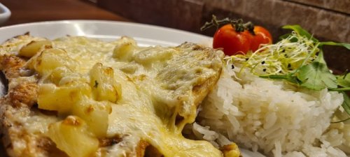 Hawaii csirkemellfilé hasábburgonyával.