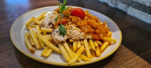 Lecsós sertéskaraj szelet, hasábburgonyával